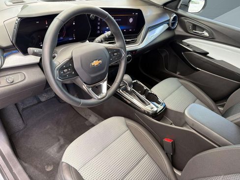 Certified 2025 Chevrolet Trax LT w/ Driver Confidence Package FWD image 4