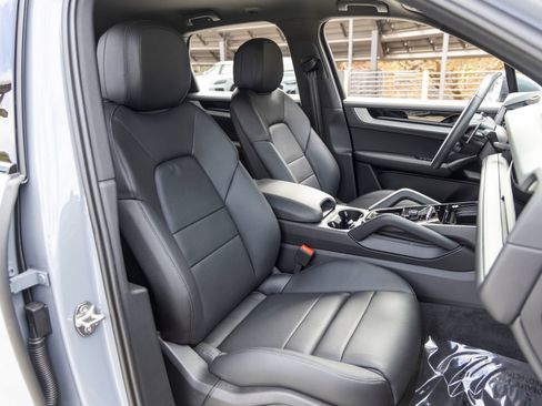 Certified 2026 Porsche Cayenne AWD/4WD image 65
