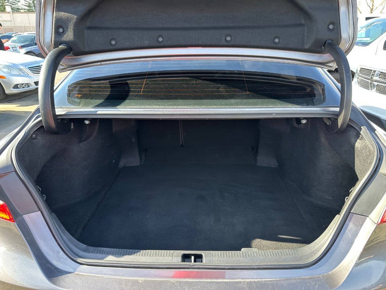 Used 2019 Toyota Camry SE w/ Convenience Package FWD image 18