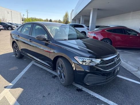 Used 2024 Volkswagen Jetta SE w/ Panoramic Sunroof Package image 2