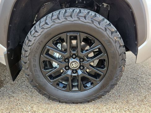 Used 2025 Toyota Tundra Limited AWD/4WD image 7