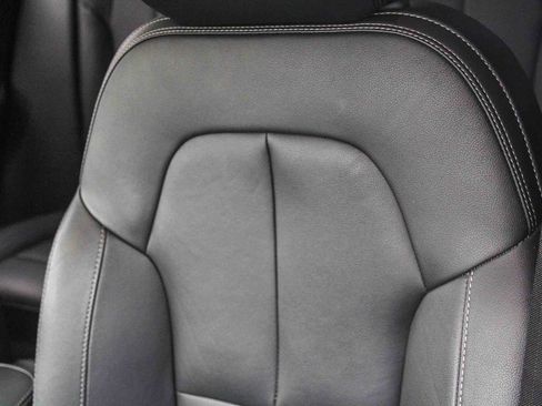 Used 2025 Volvo XC40 B5 Plus image 27