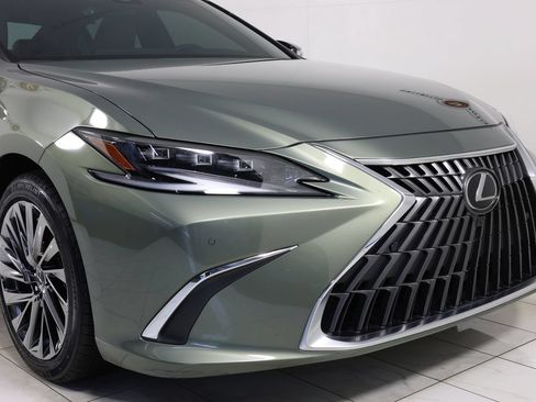 Used 2024 Lexus ES 300h Ultra Luxury w/ Accessory Package (Z2) FWD image 37