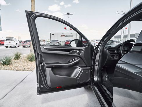 Used 2022 Porsche Macan S AWD/4WD image 17