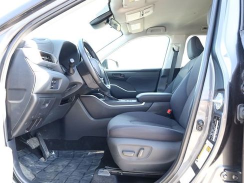 Used 2024 Toyota Highlander LE image 13