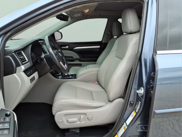 Used 2018 Toyota Highlander XLE AWD/4WD image 12