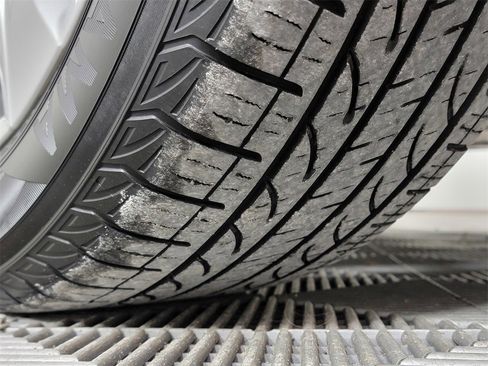 Used 2019 Toyota RAV4 XLE Premium image 12