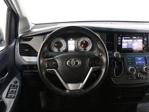 Used 2017 Toyota Sienna SE Premium FWD image 13