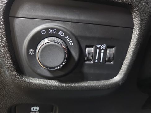 Used 2023 Jeep Grand Cherokee L Laredo image 25