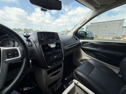 Used 2016 Chrysler Town & Country Touring-L w/ Driver Convenience Group FWD image 13