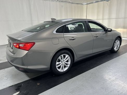 Used 2017 Chevrolet Malibu LT FWD image 2