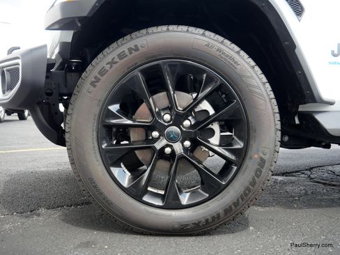 Used 2025 Jeep Wrangler Sahara image 17