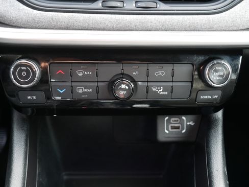 Used 2024 Jeep Compass Latitude image 23