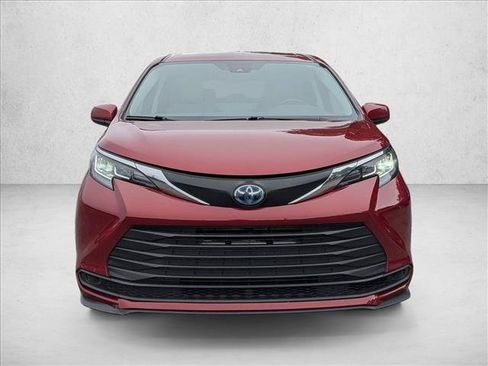 Used 2023 Toyota Sienna LE FWD image 3