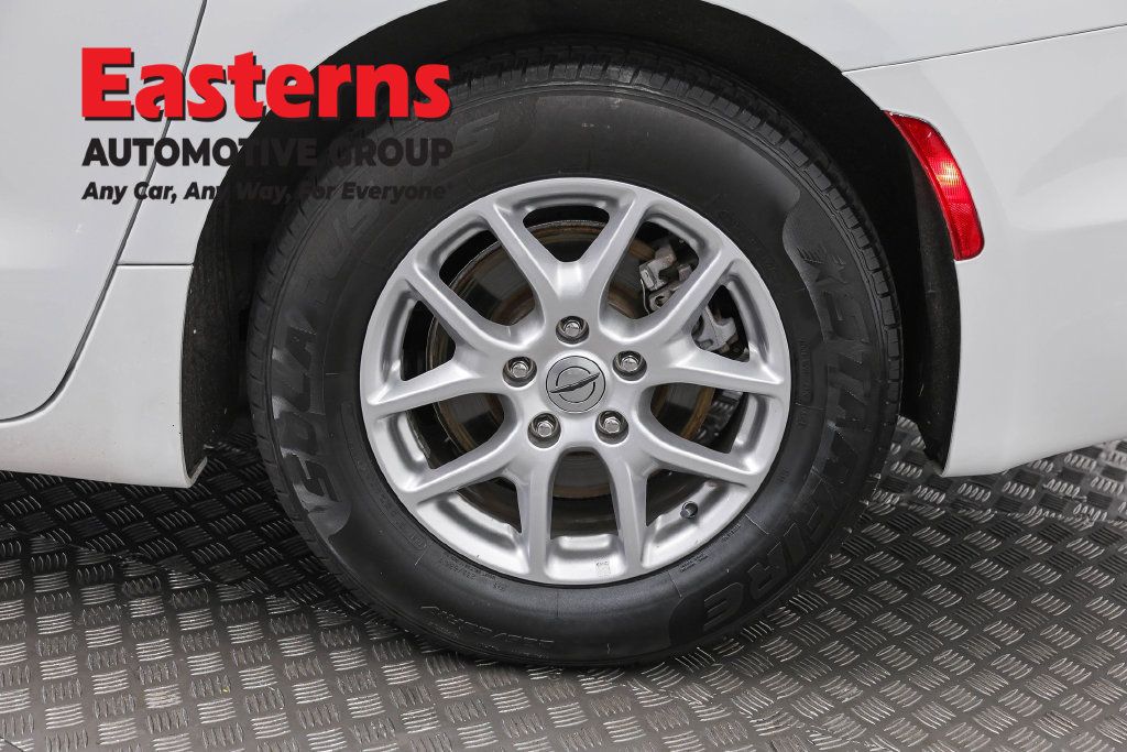 Used 2023 Chrysler Pacifica Touring-L FWD image 36
