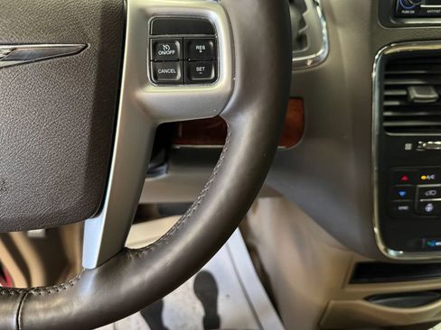 Used 2015 Chrysler Town & Country Touring-L w/ Driver Convenience Group FWD image 12