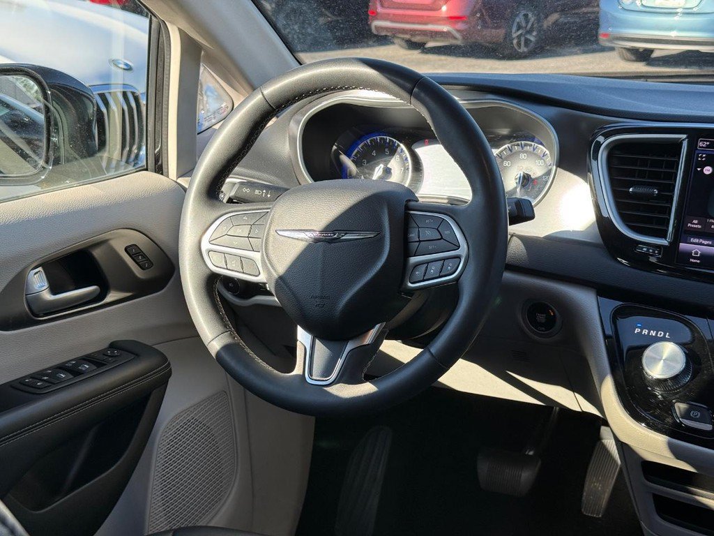 Used 2024 Chrysler Pacifica Touring-L FWD image 12