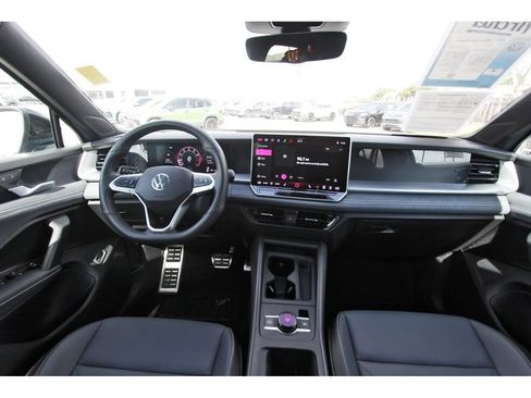 Certified 2025 Volkswagen Tiguan SE R-Line AWD/4WD image 12