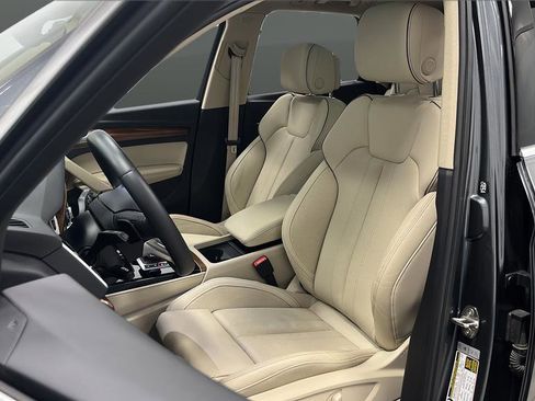 Used 2024 Audi Q5 e Premium Plus w/ Premium Plus Package AWD/4WD image 9