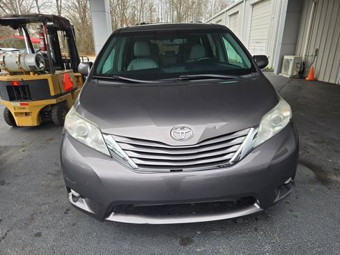 Used 2017 Toyota Sienna XLE image 9