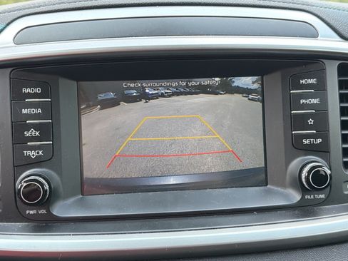 Used 2020 Kia Sorento LX FWD image 11