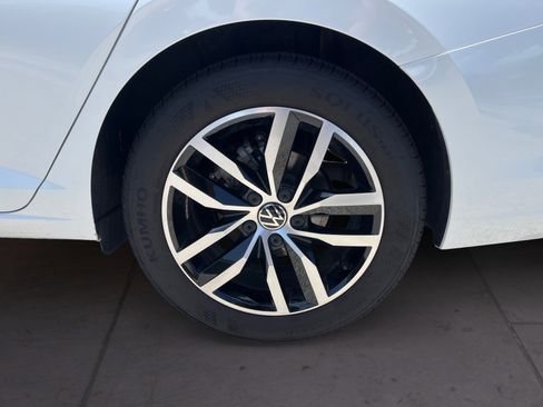 Certified 2025 Volkswagen Jetta SE w/ Sunroof Package image 14