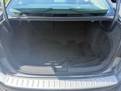 Certified 2023 Volkswagen Jetta SE w/ Panoramic Sunroof Package FWD image 32