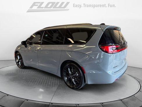 Used 2025 Chrysler Pacifica Limited FWD image 6