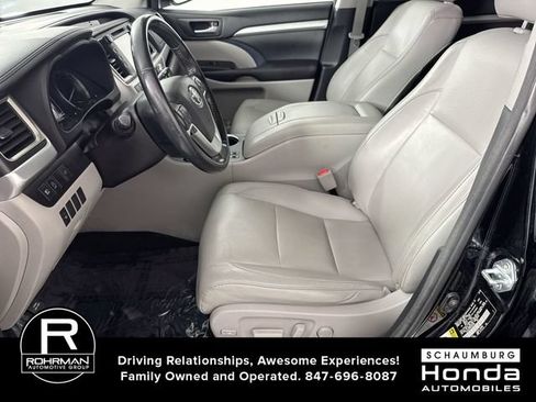 Used 2017 Toyota Highlander XLE AWD/4WD image 4