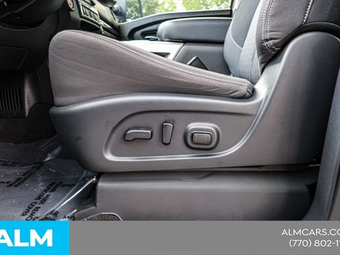 Used 2024 Nissan Titan SV w/ SV Convenience Package RWD image 19