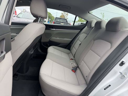 Used 2020 Hyundai Elantra SE FWD image 12