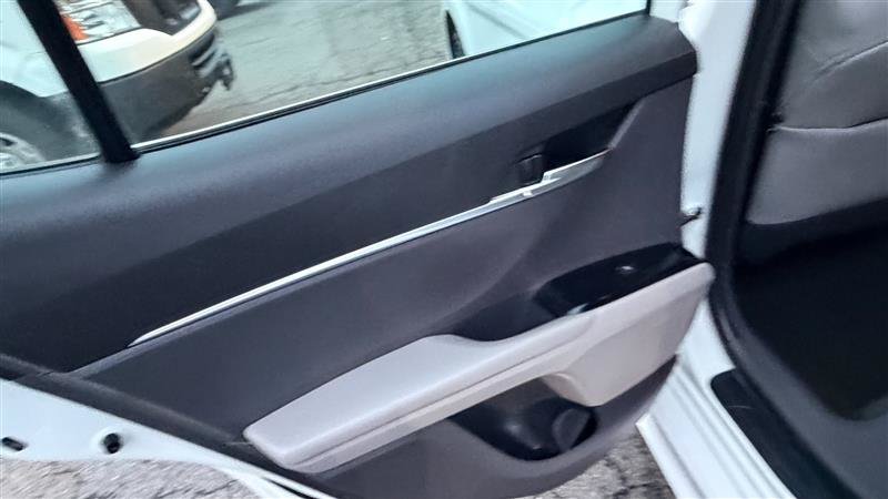 Used 2020 Toyota Camry SE FWD image 18