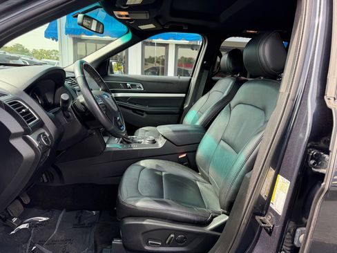 Used 2017 Ford Explorer XLT w/ Equipment Group 202A image 10