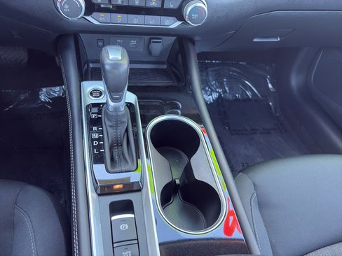 Used 2024 Nissan Altima 2.5 SV w/ SV Premium Package image 17