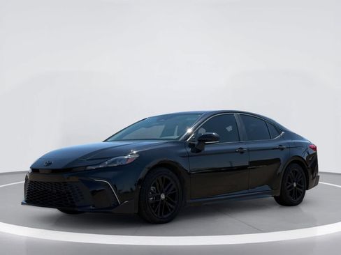 Used 2025 Toyota Camry SE FWD image 2