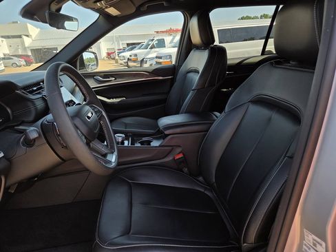 Used 2025 Jeep Grand Cherokee Limited w/ Black Appearance Package RWD image 17