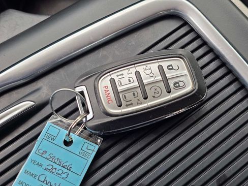 Used 2023 Chrysler Pacifica Touring-L FWD image 36