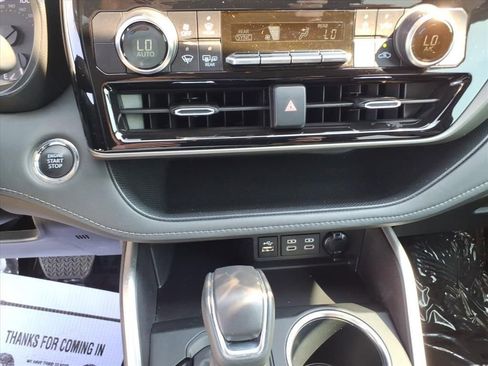Used 2023 Toyota Highlander L image 26