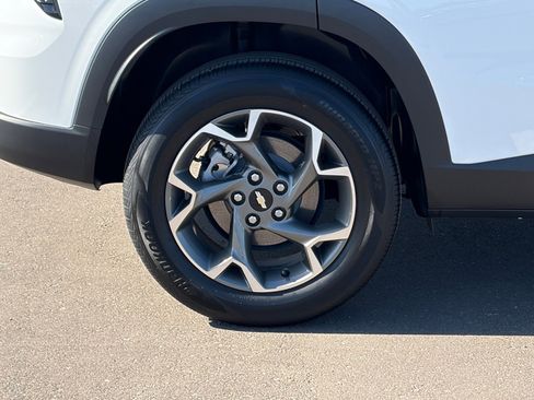 Used 2025 Chevrolet Trax LT FWD image 10