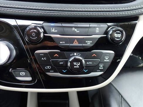 Used 2023 Chrysler Pacifica Touring-L FWD image 21