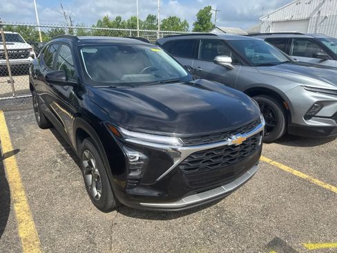 Used 2025 Chevrolet Trax LT w/ Driver Confidence Package FWD image 5