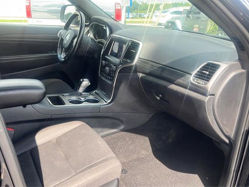 Used 2020 Jeep Grand Cherokee Laredo AWD/4WD image 13
