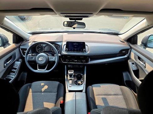 Used 2023 Nissan Rogue SV FWD image 9