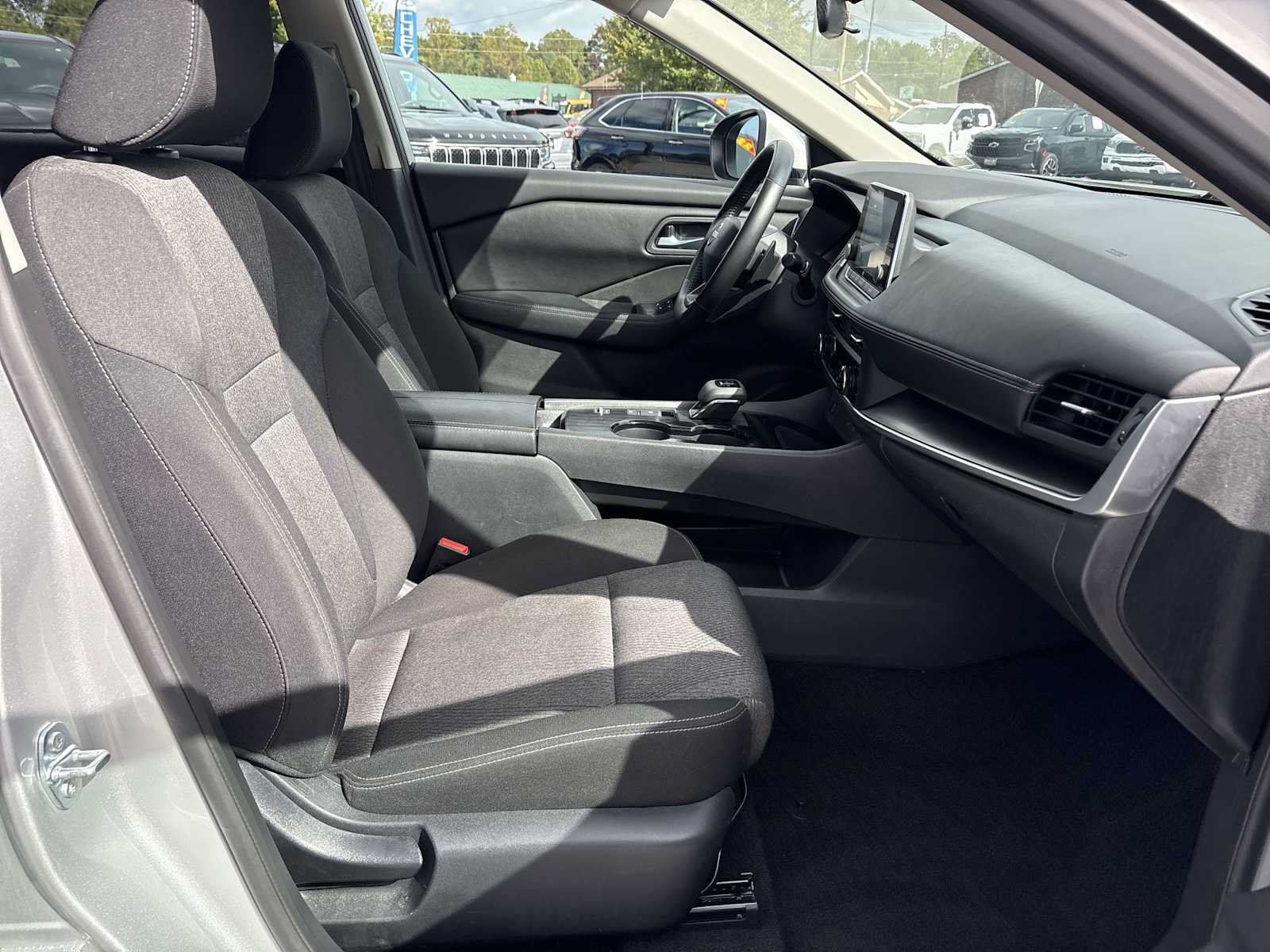 Used 2025 Nissan Rogue SV FWD image 26