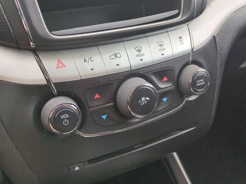 Used 2019 Dodge Journey SE image 17