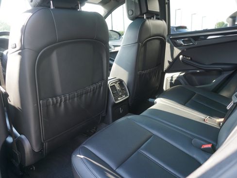 Certified 2022 Porsche Macan S AWD/4WD image 18