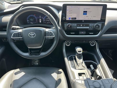 Used 2024 Toyota Grand Highlander Limited image 11