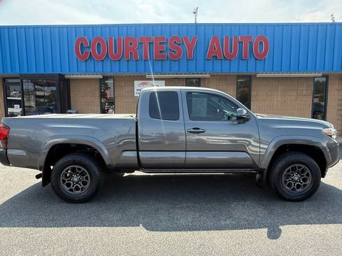 Used 2018 Toyota Tacoma SR5 RWD image 8