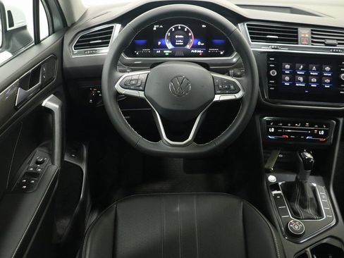 Used 2024 Volkswagen Tiguan SE w/ Panoramic Sunroof Package image 16