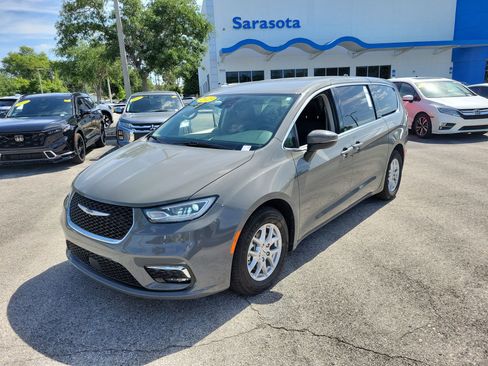 Used 2023 Chrysler Pacifica Touring-L FWD image 10